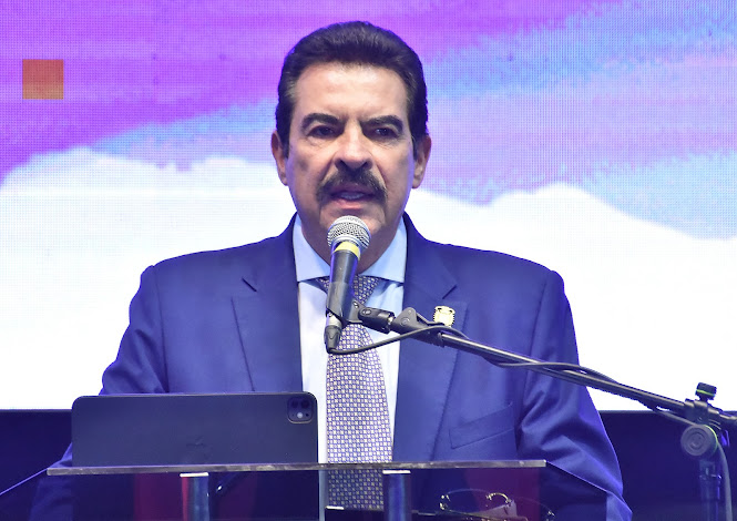 Reyes Villa pide licencia como alcalde para postularse a presidencia