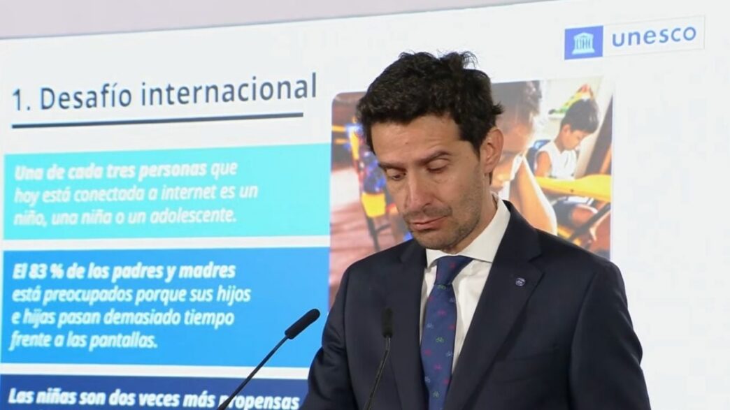UNESCO alerta por riesgos de IA y uso excesivo de pantallas en menores
