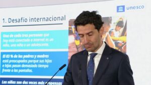 UNESCO alerta por riesgos de IA y uso excesivo de pantallas en menores