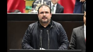 Adrián Naveda respalda reforma para establecer una sola nacionalidad en altos cargos públicos