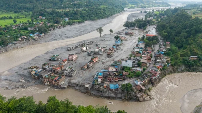 Colapso de glaciar causa alud e inundaciones en Nepal y Tíbet