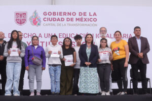 Clara Brugada entrega 21 mil apoyos escolares en CDMX