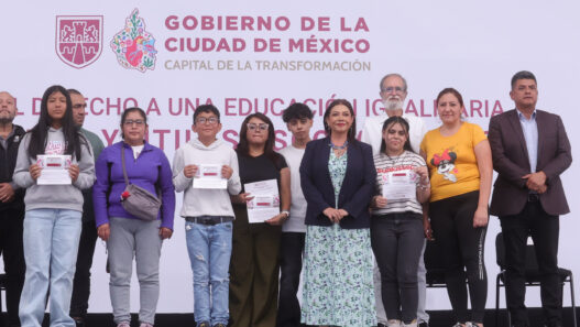 Clara Brugada entrega 21 mil apoyos escolares en CDMX