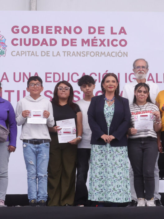 Clara Brugada entrega 21 mil apoyos escolares en CDMX