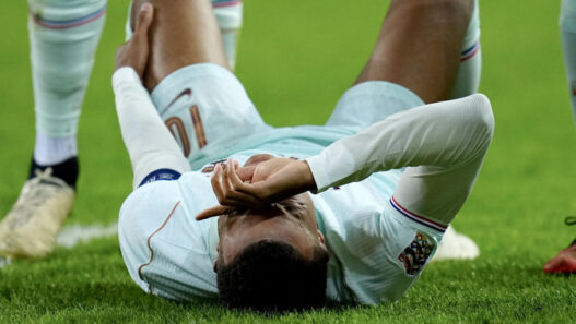 Mbappé sufre lesión de rodilla y causa baja en la Liga de Naciones