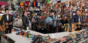 Los Tigres del Norte homenajean a migrantes en Tiny Desk de NPR