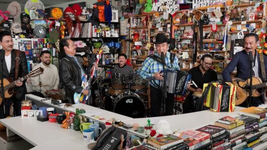 Los Tigres del Norte homenajean a migrantes en Tiny Desk de NPR