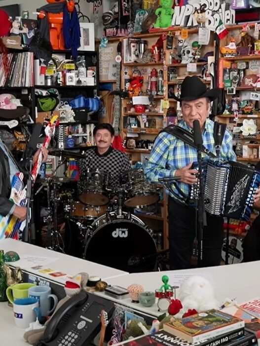 Los Tigres del Norte homenajean a migrantes en Tiny Desk de NPR