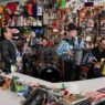 Los Tigres del Norte homenajean a migrantes en Tiny Desk de NPR