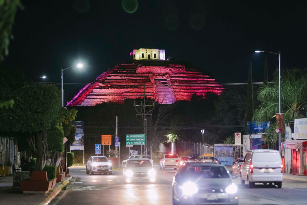 Iluminan Pirámide de El Pueblito por lucha contra cáncer de mama