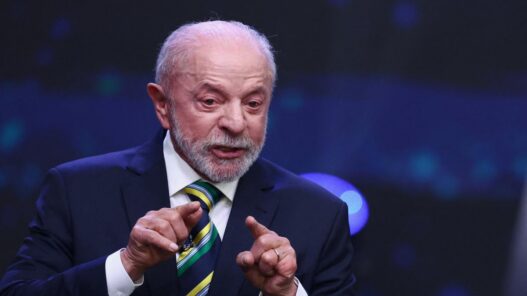 Lula y Flávio Bolsonaro disputan la presidencia de Brasil