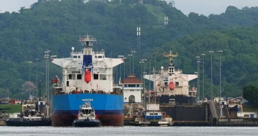 Canal de Panamá logra récord de carga pese a El Niño y Ormuz