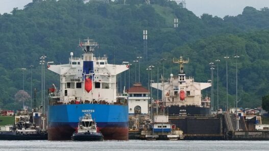 Canal de Panamá logra récord de carga pese a El Niño y Ormuz