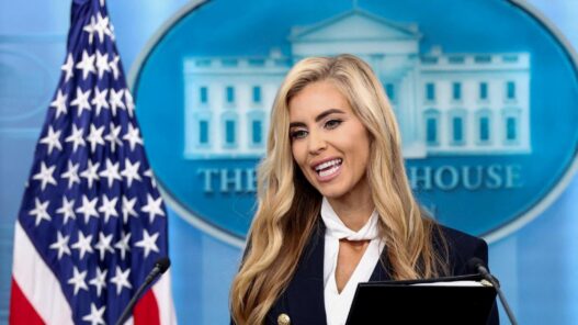 Katie Zacharia evalúa dejar Secretaría de Prensa; Trump la respalda
